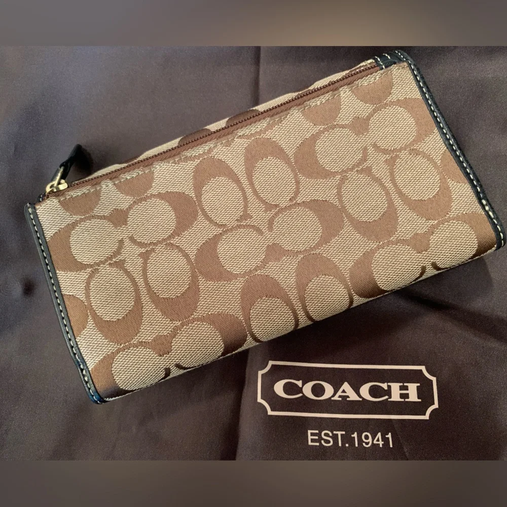 Vintage circa 1990’s Coach Wallet, EUC, numerous card slots/organizing pockets. - Picture 2 of 3